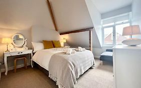 Quirky 2-Bed Flat W/ Parking Central Kingsbridge